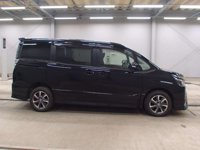 TOYOTA VOXY 2017