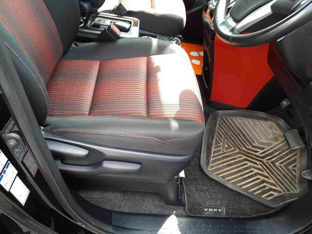 TOYOTA VOXY 2017