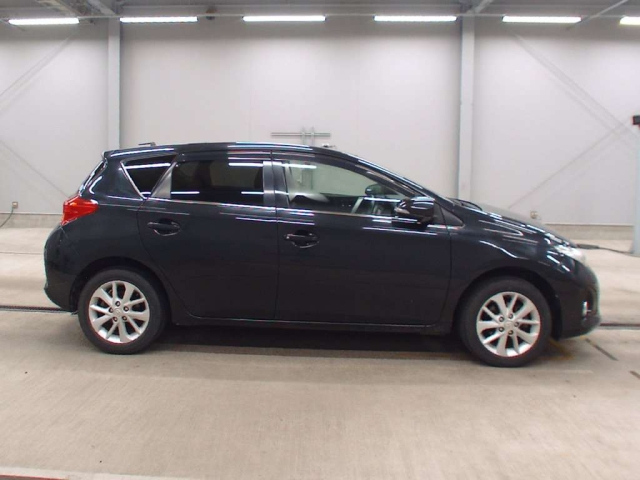 TOYOTA AURIS 2012