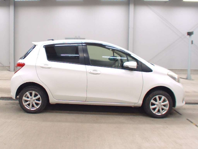 TOYOTA VITZ 2012