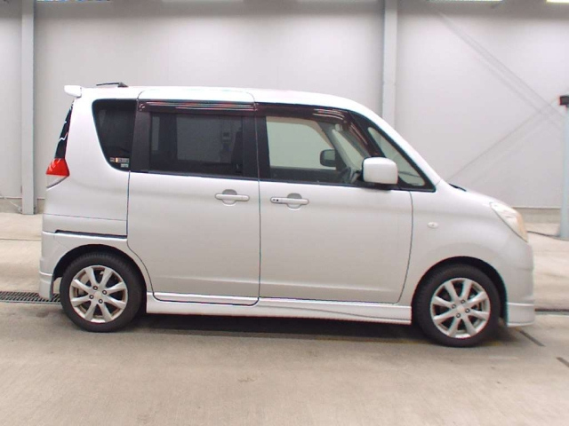 MITSUBISHI DELICA D2 2012