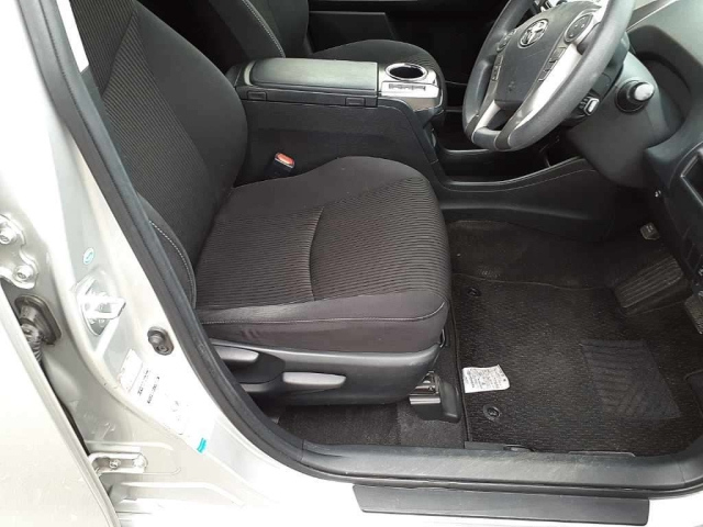 TOYOTA PRIUS ALPHA 2019