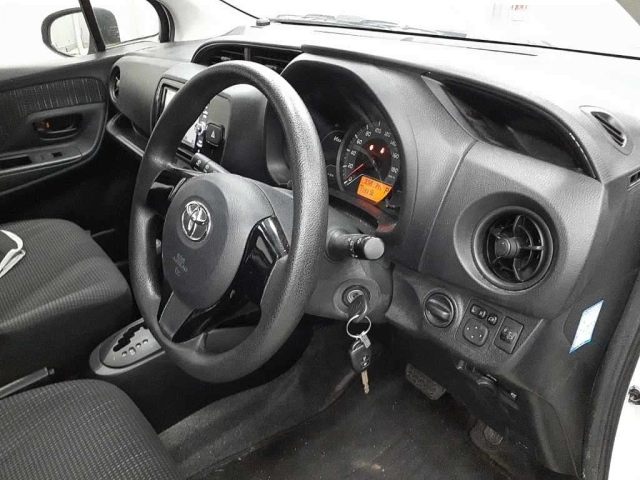 TOYOTA VITZ 2018