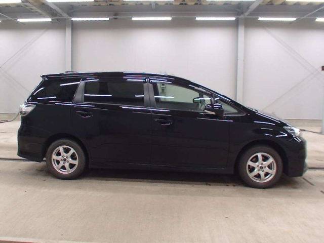 TOYOTA WISH 2013