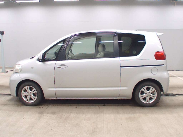 TOYOTA PORTE 2009