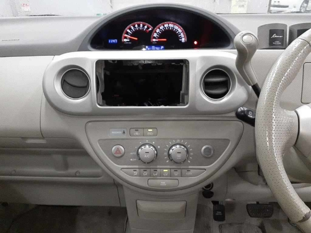 TOYOTA PORTE 2010