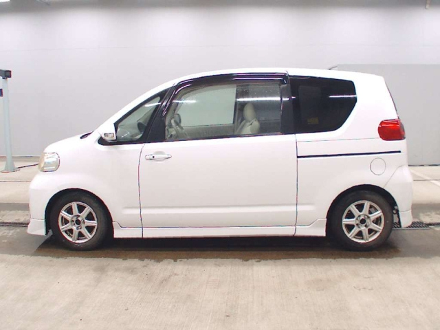 TOYOTA PORTE 2010
