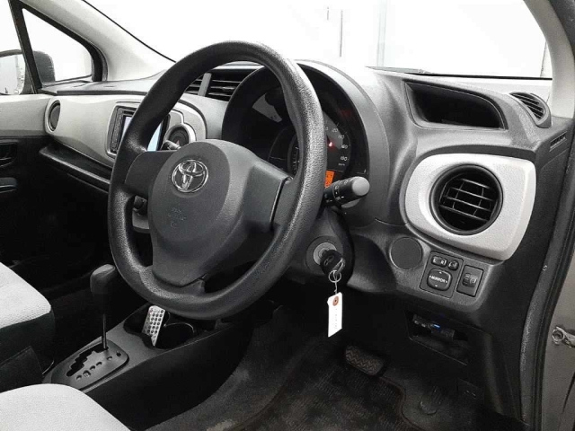 TOYOTA VITZ 2011