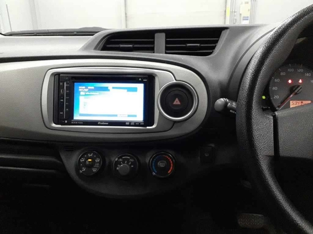 TOYOTA VITZ 2011