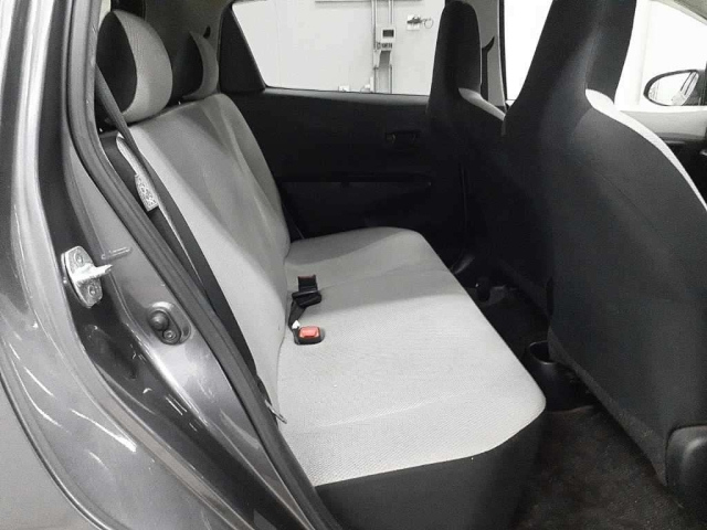 TOYOTA VITZ 2011