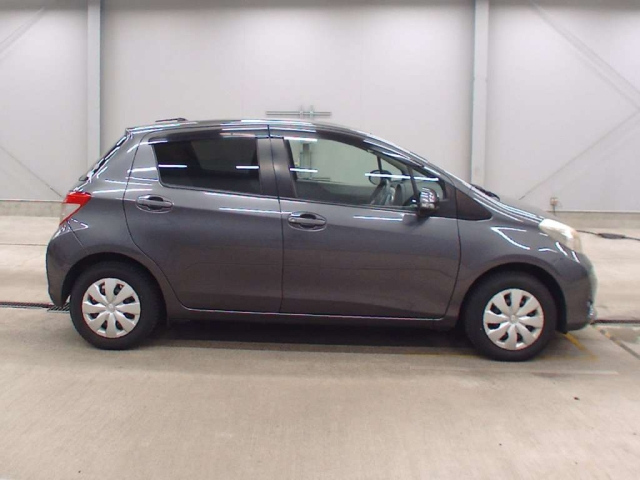 TOYOTA VITZ 2011