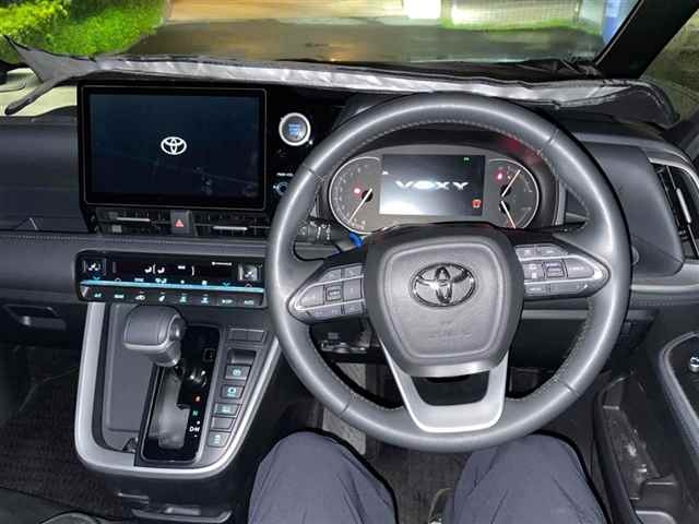 TOYOTA VOXY 2023