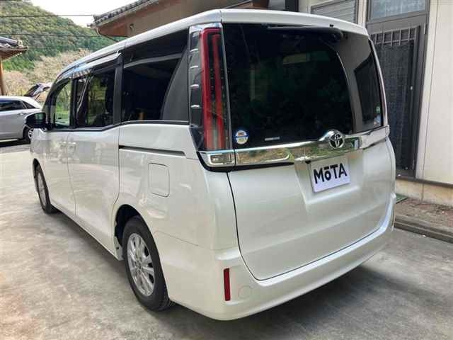 TOYOTA NOAH 2018