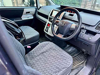 TOYOTA VOXY 2013