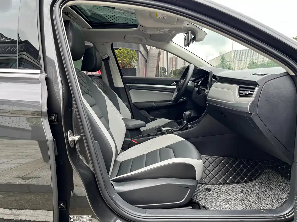 VOLKSWAGEN BORA 2023