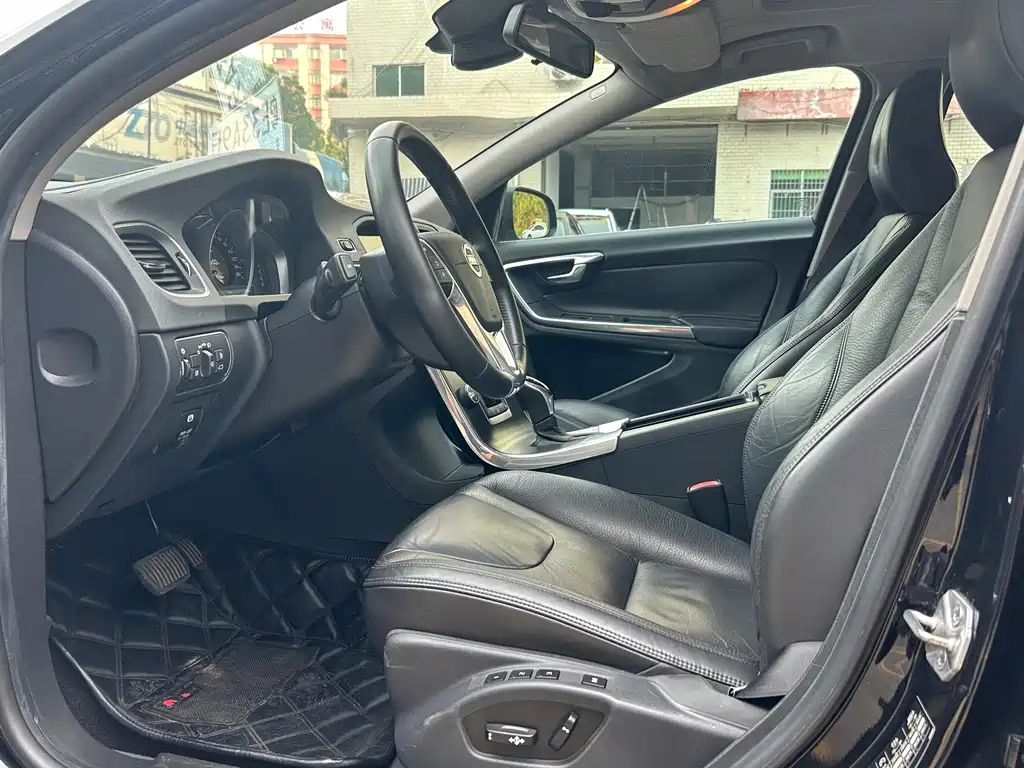 VOLVO V60 2013