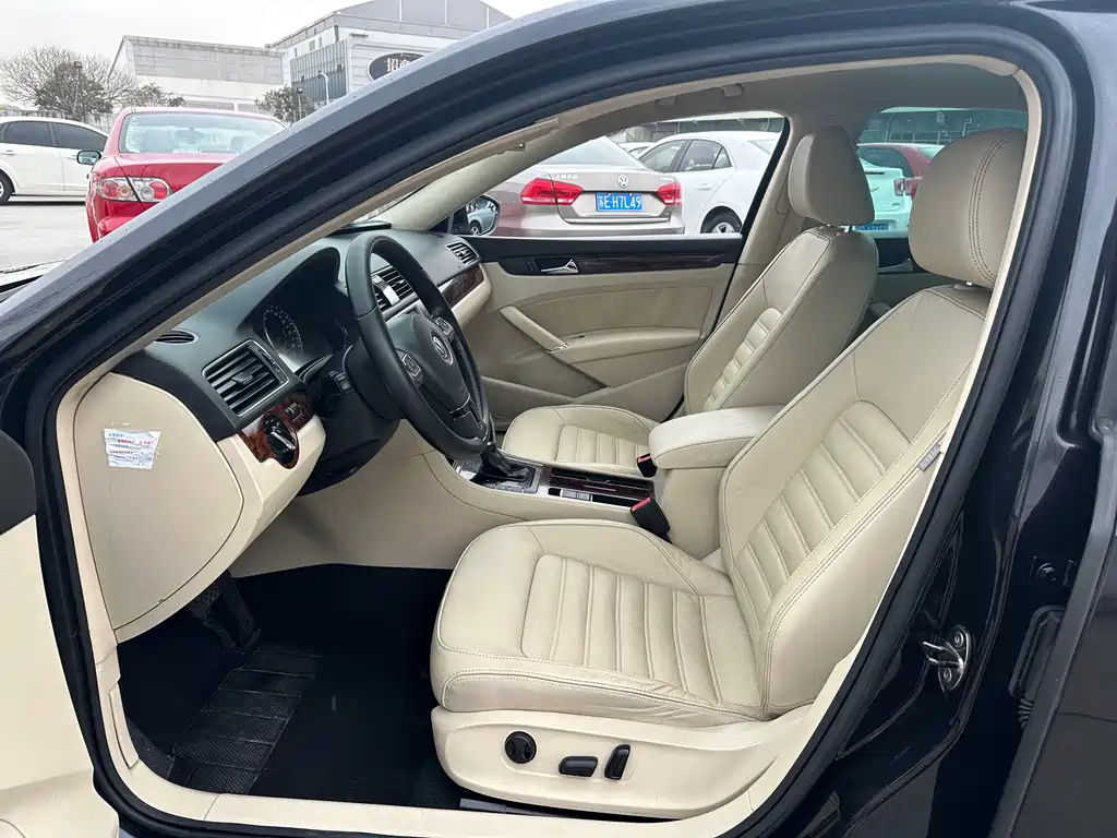 VOLKSWAGEN PASSAT 2011
