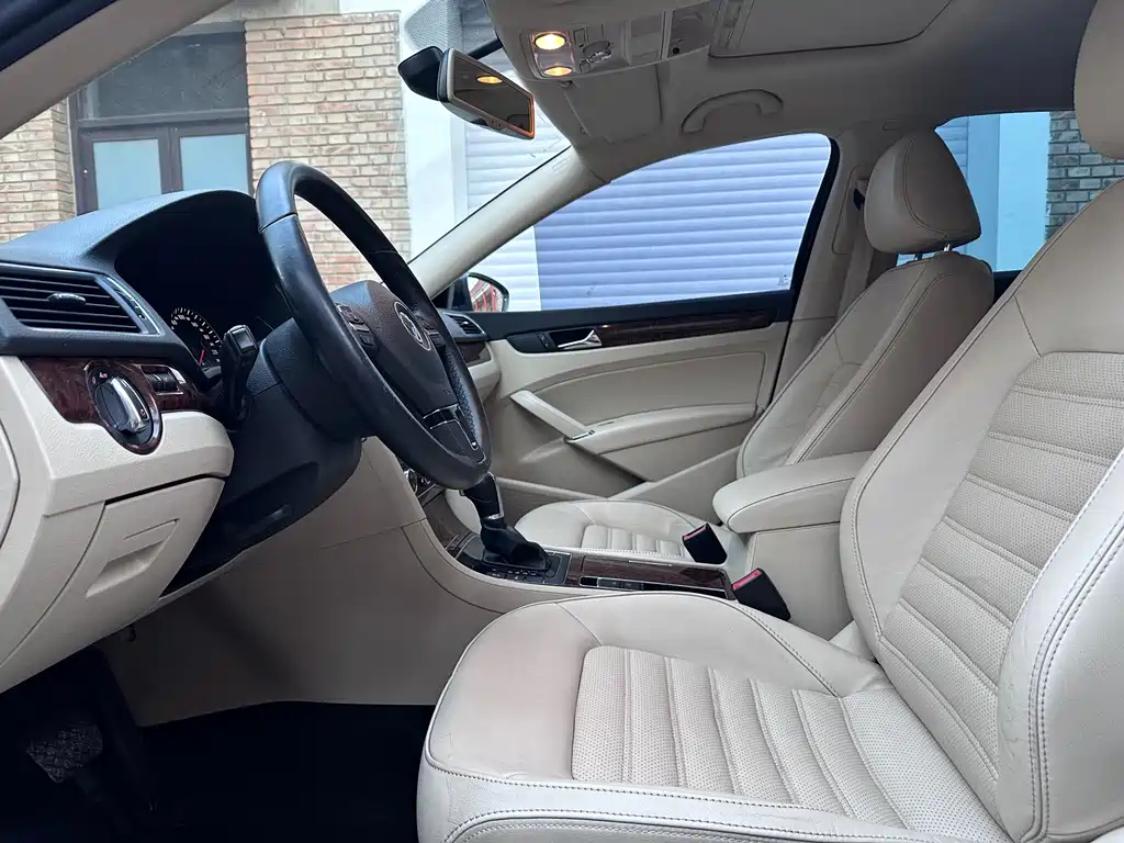 VOLKSWAGEN PASSAT 2012