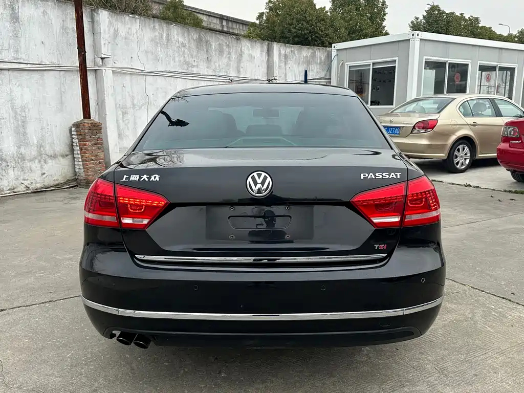 VOLKSWAGEN PASSAT 2011