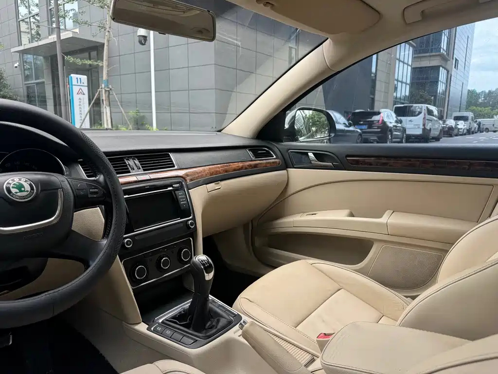 SKODA SUPERB 2012