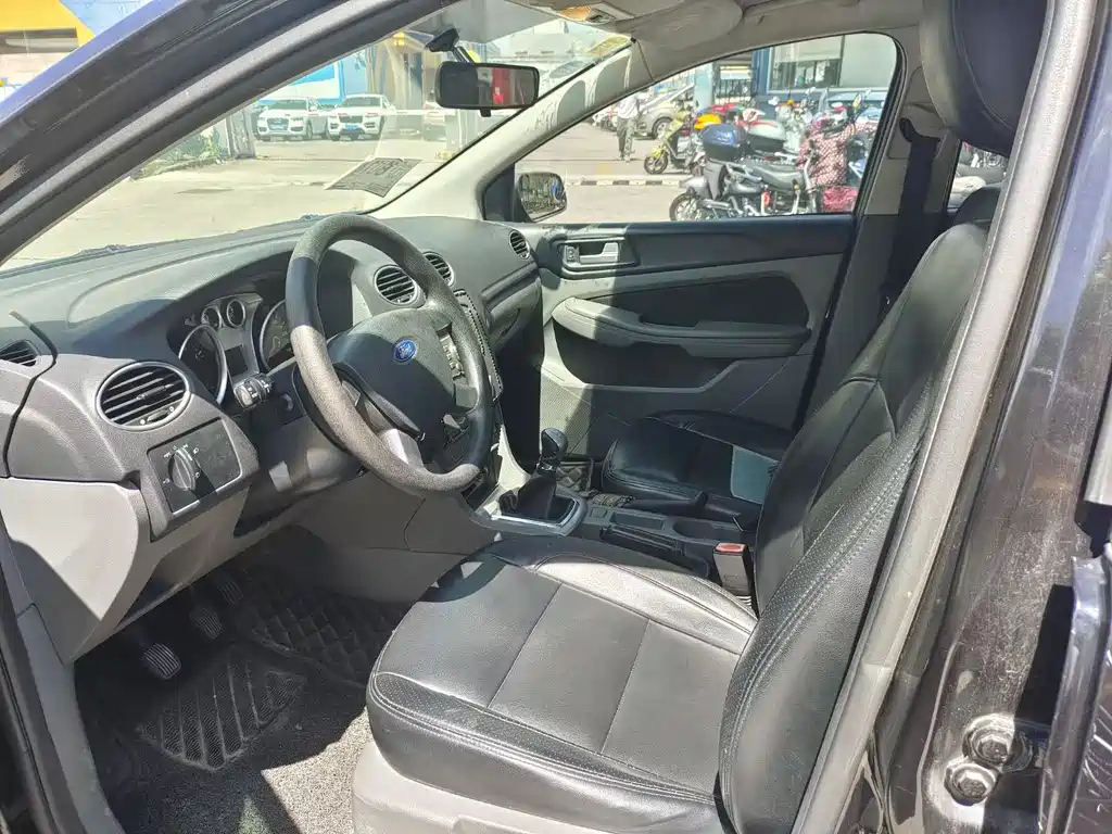 FORD FOCUS 2010