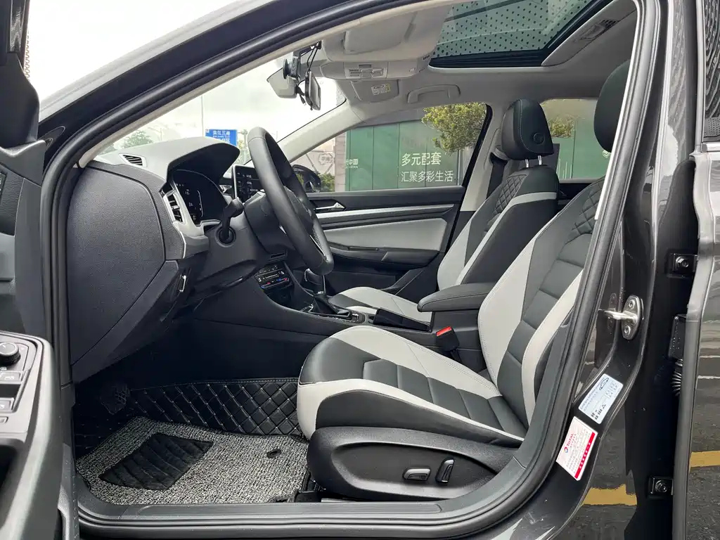 VOLKSWAGEN BORA 2023