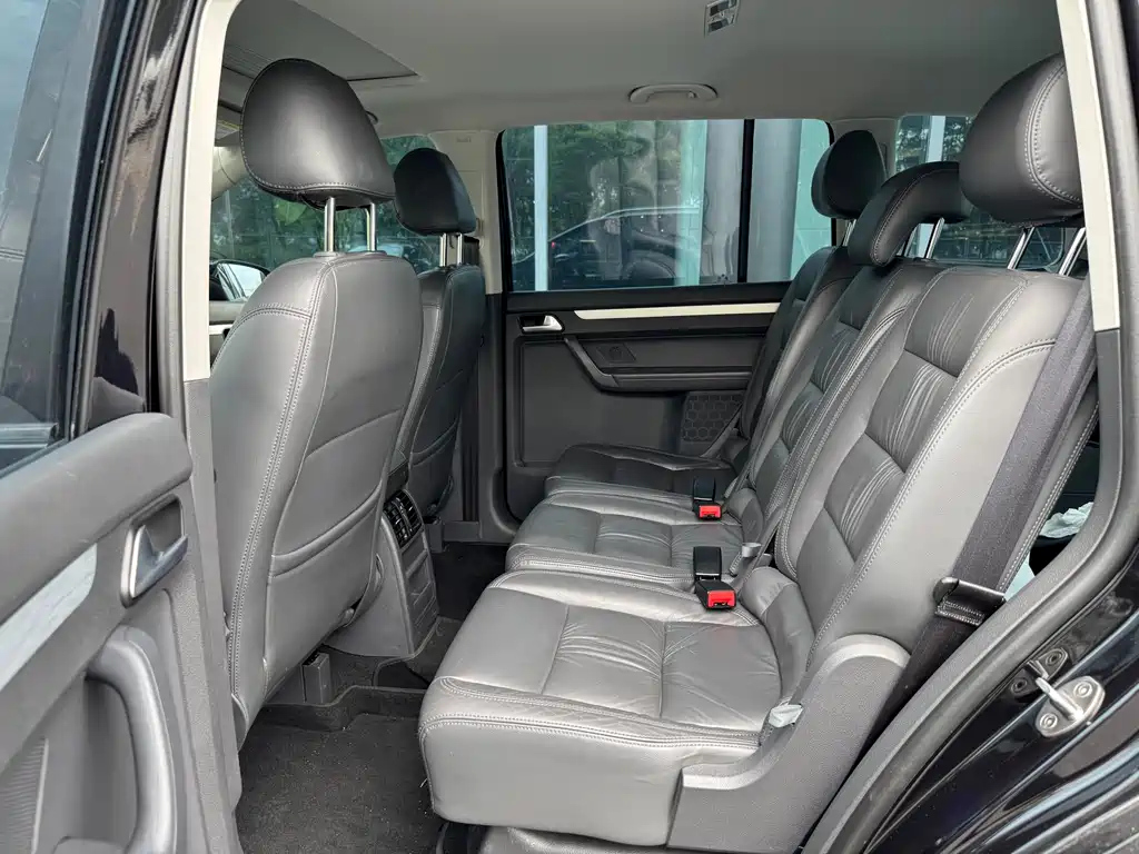 VOLKSWAGEN TOURAN 2015