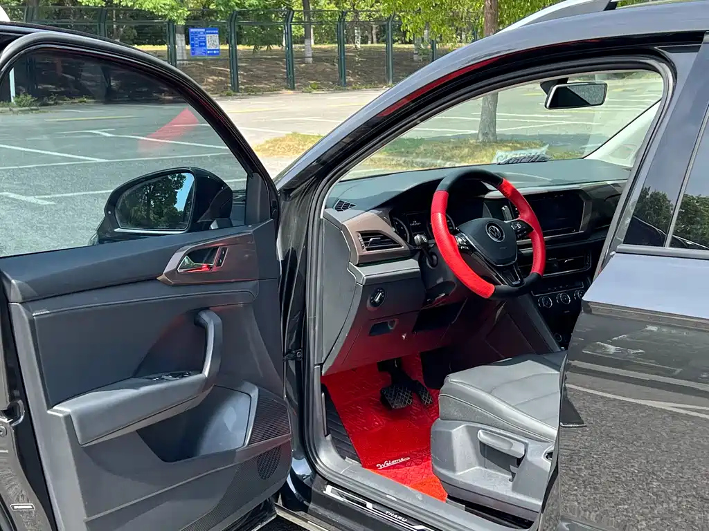VOLKSWAGEN THARU 2021