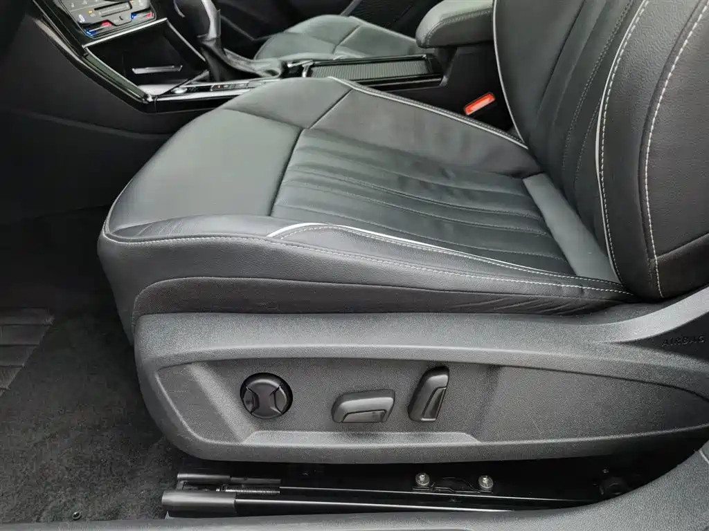 VOLKSWAGEN PASSAT 2023
