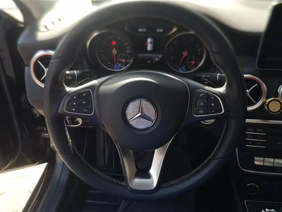 MERCEDES BENZ GLA 2017