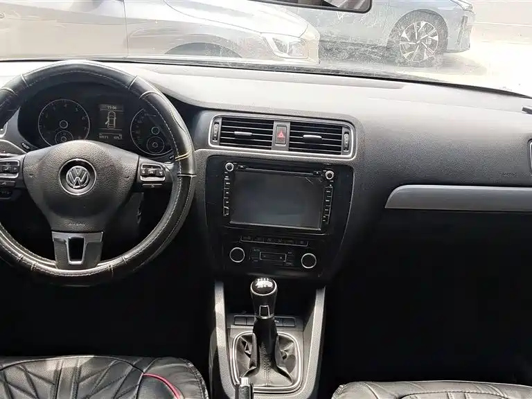 VOLKSWAGEN SAGITAR 2014