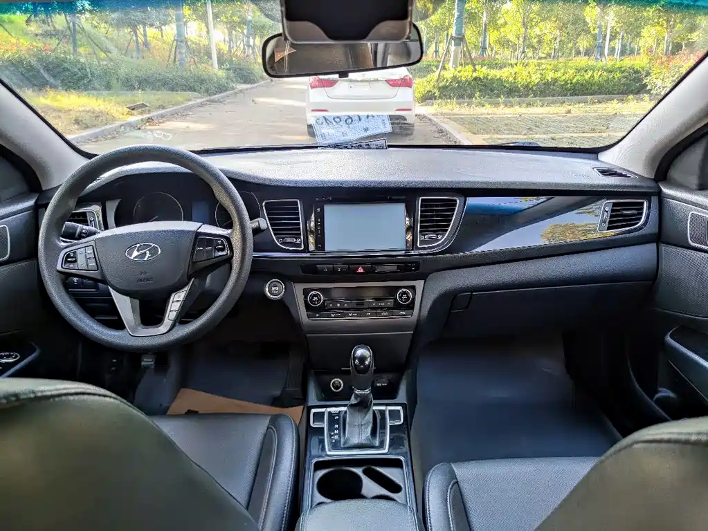 HYUNDAI MISTRA 2015