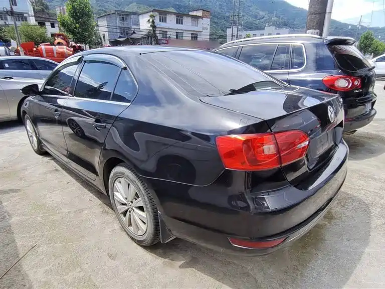 VOLKSWAGEN SAGITAR 2014