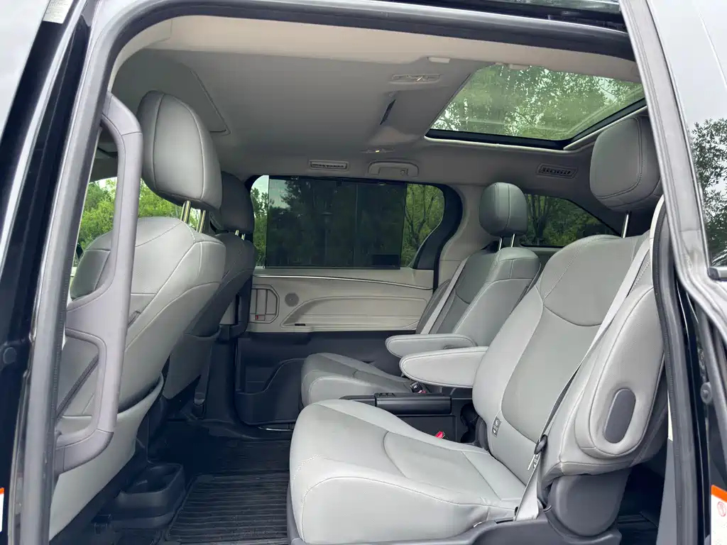 TOYOTA GRANVIA 2023