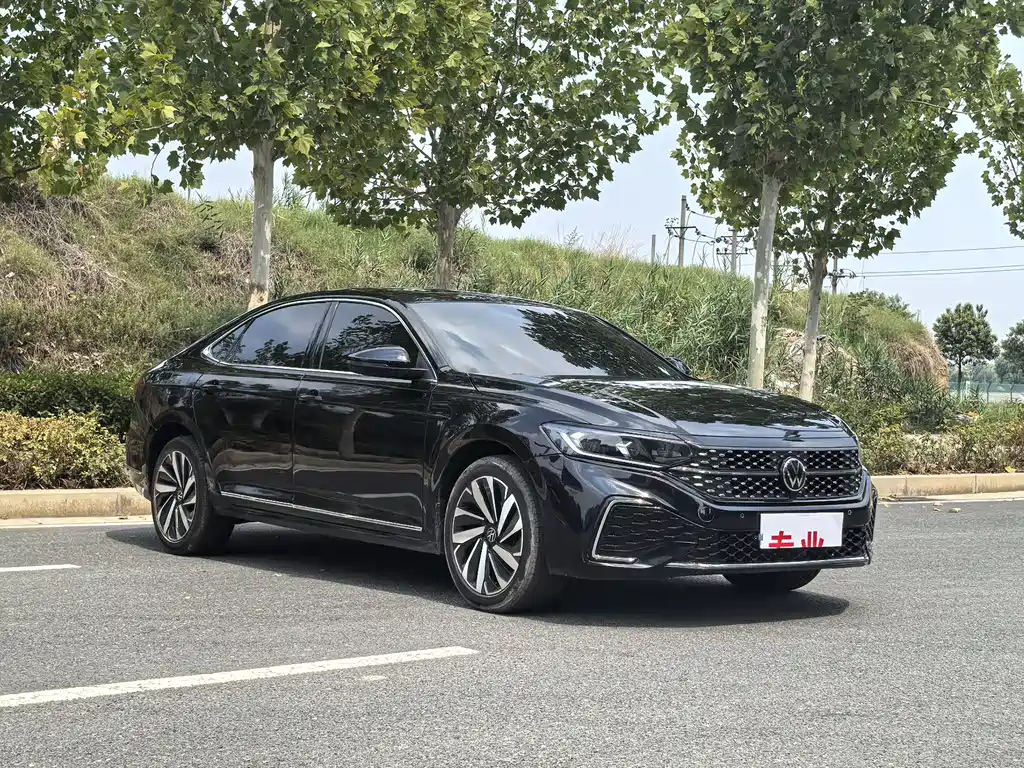 VOLKSWAGEN PASSAT 2025