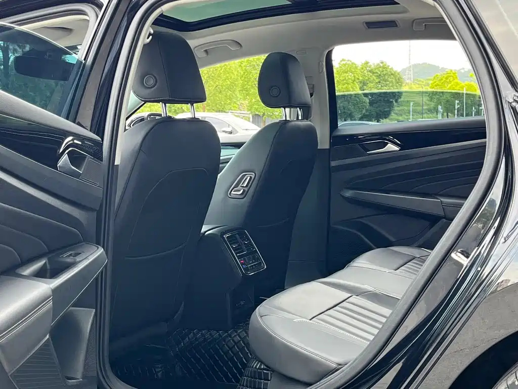 VOLKSWAGEN PASSAT 2023