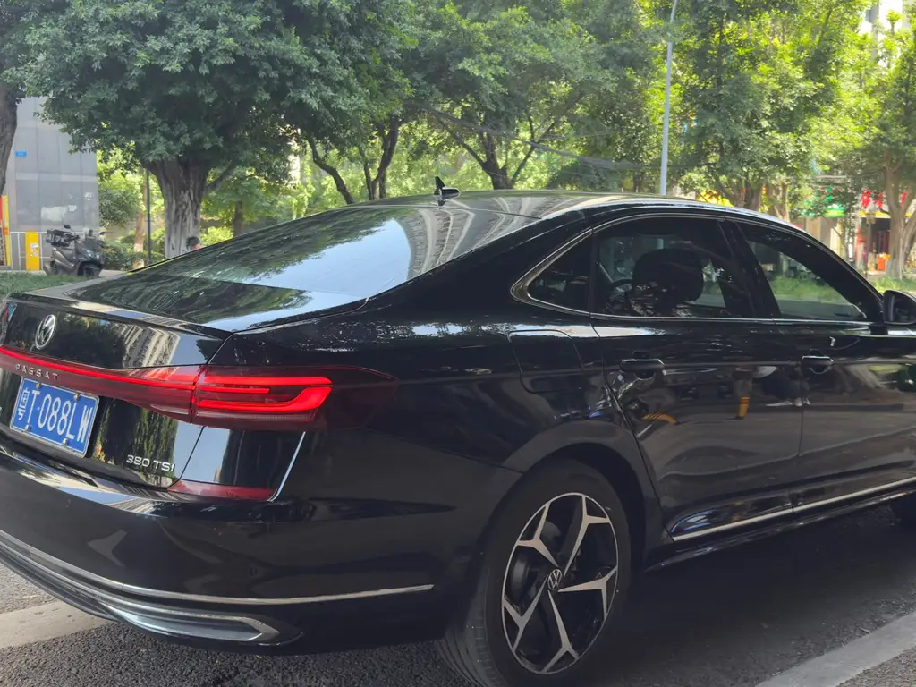 VOLKSWAGEN PASSAT 2024