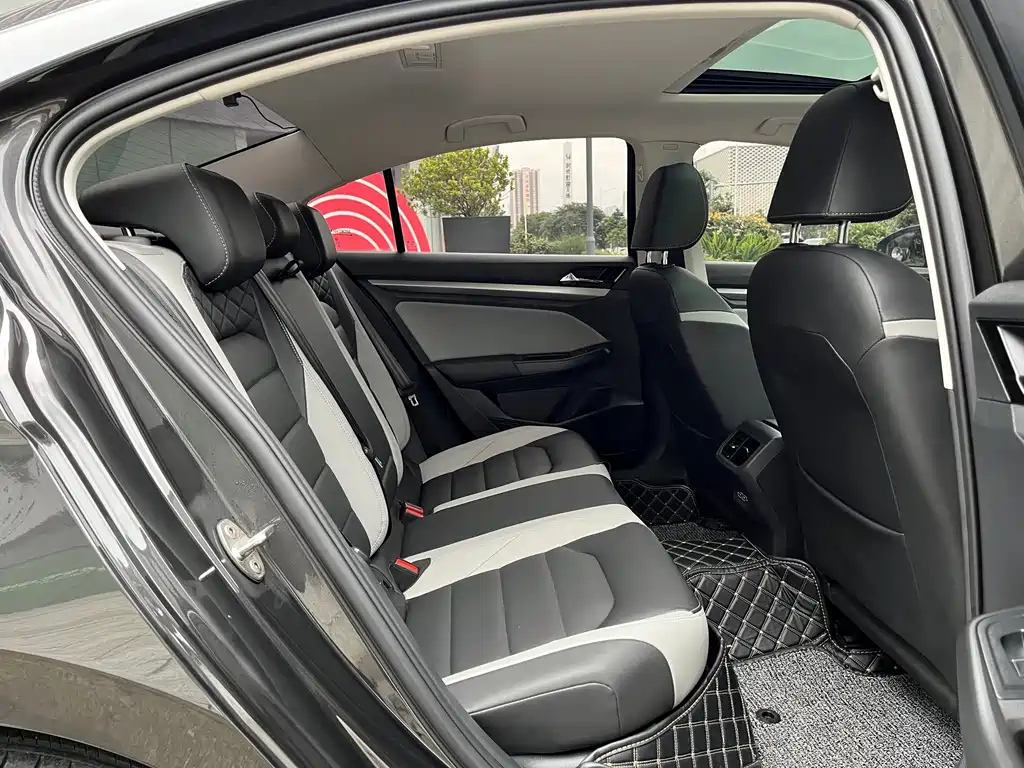 VOLKSWAGEN BORA 2023