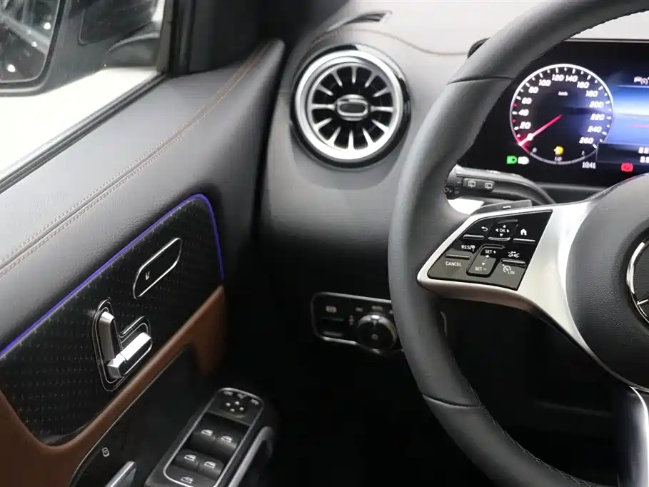 MERCEDES BENZ GLB 2025