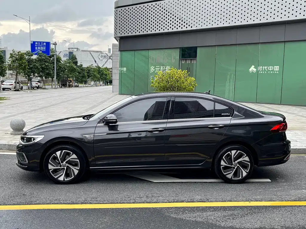 VOLKSWAGEN BORA 2023