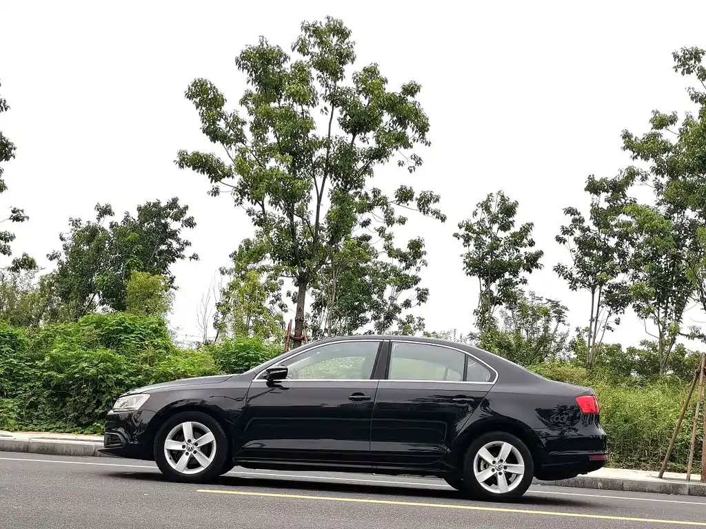 VOLKSWAGEN SAGITAR 2012