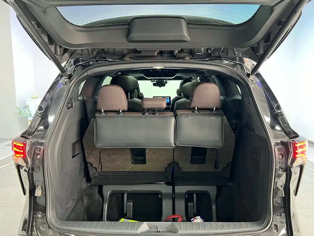 TOYOTA GRANVIA 2023