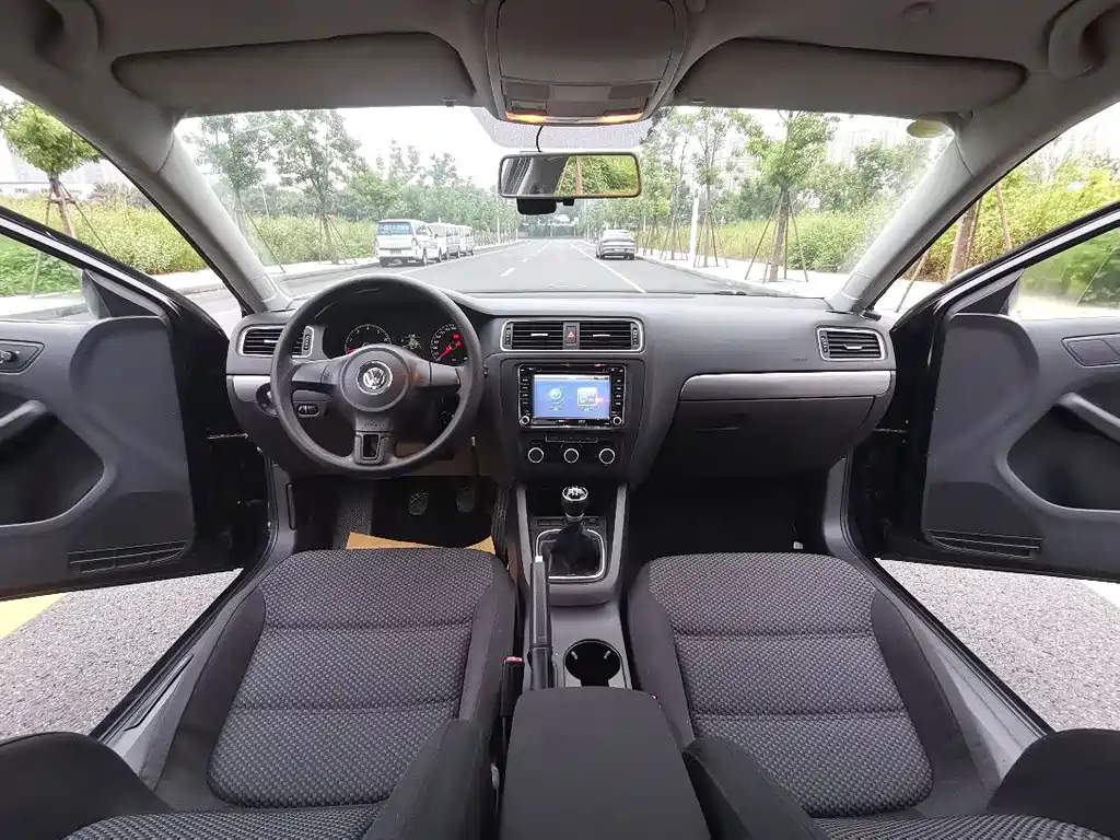 VOLKSWAGEN SAGITAR 2012