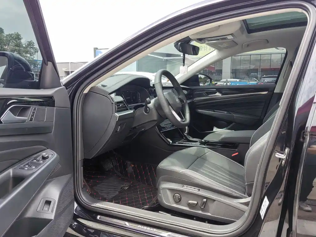 VOLKSWAGEN PASSAT 2024