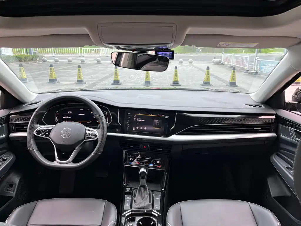 VOLKSWAGEN PASSAT 2023
