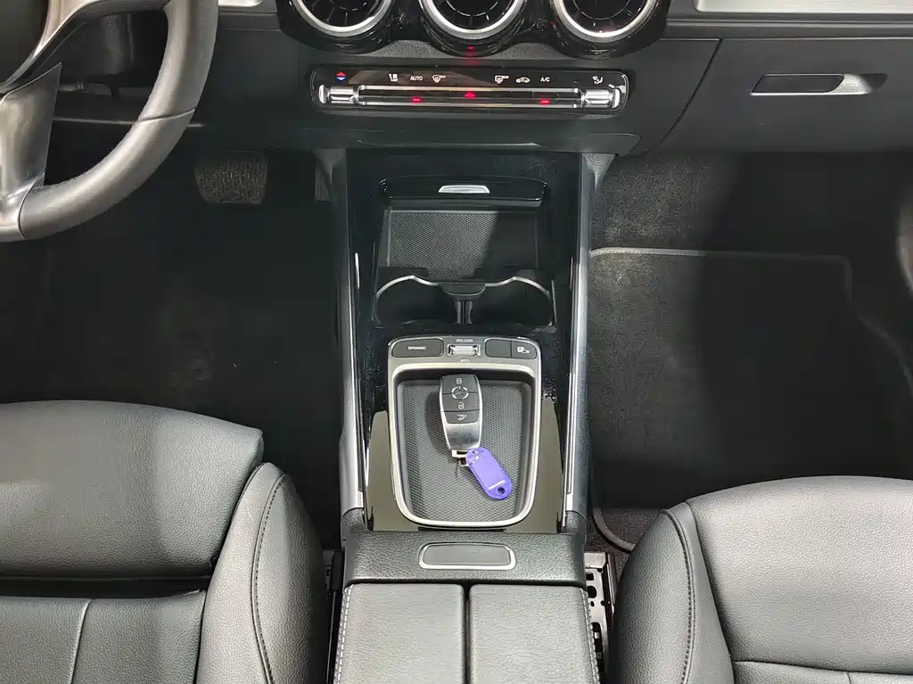 MERCEDES BENZ GLB 2024