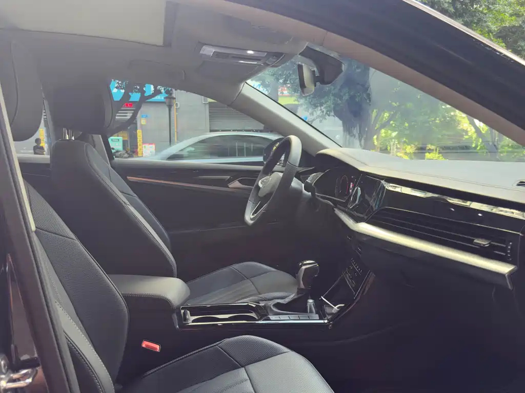 VOLKSWAGEN PASSAT 2024