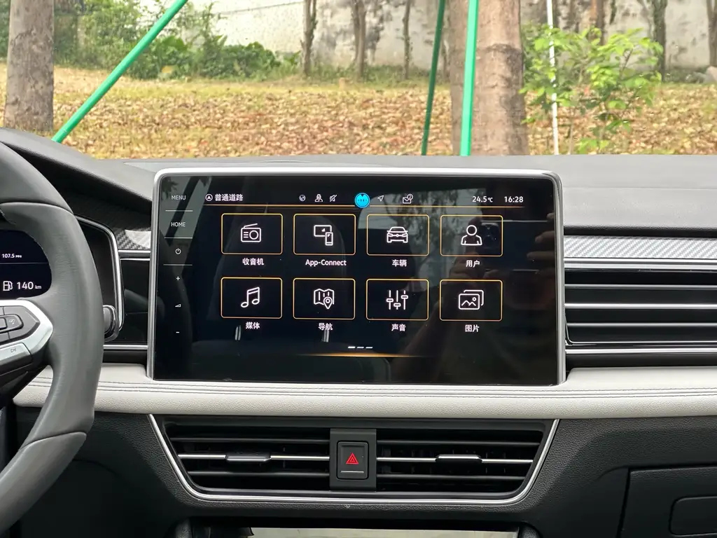 VOLKSWAGEN TIGUAN L 2024