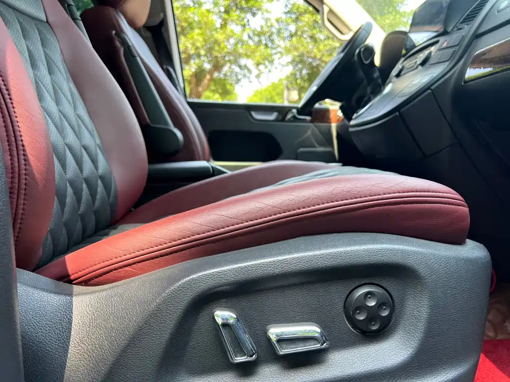 VOLKSWAGEN MULTIVAN 2012