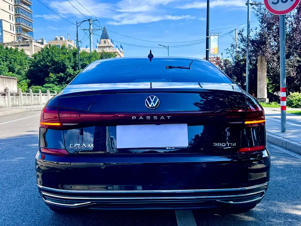 VOLKSWAGEN PASSAT 2024